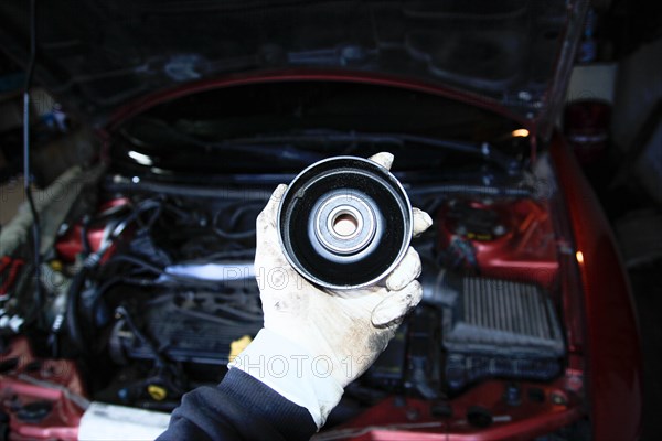 Replacing the tension roller of a car's timing system