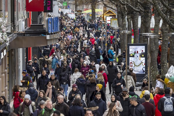 Crowded shopping street in front of Christmas