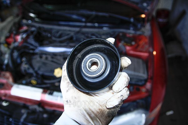 Replacing the tension roller of a car's timing system