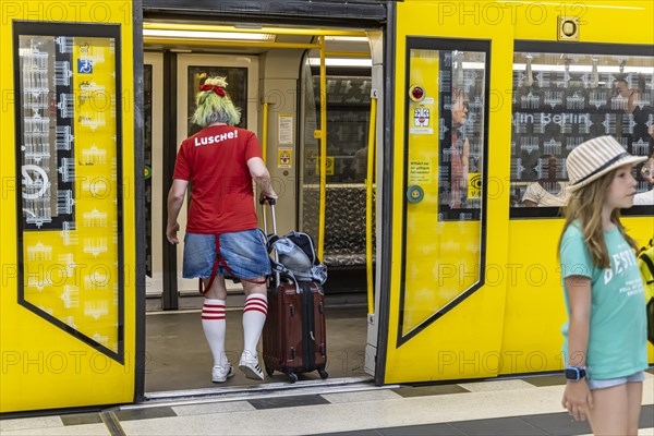 A young woman in conspicuous clothing at the Brandenburg Gate bus stop