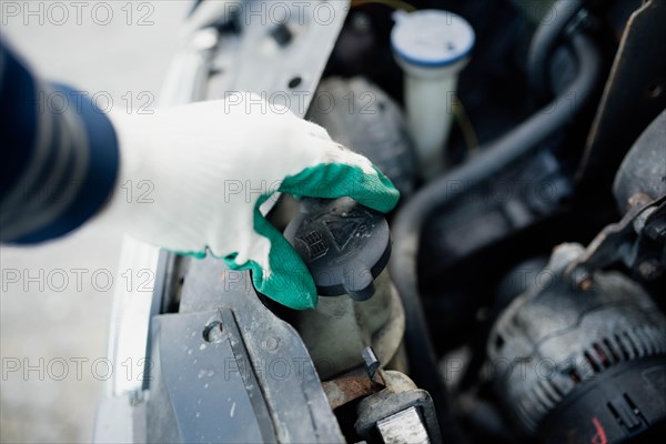 Checking the level of antifreeze in the coolant in the car