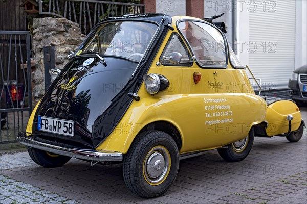 Vintage BMW Isetta 300 motor coupe with trailer