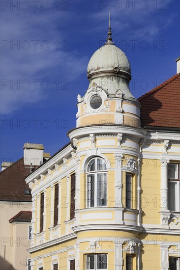 Residential building with corner tower on the Ringstrasse