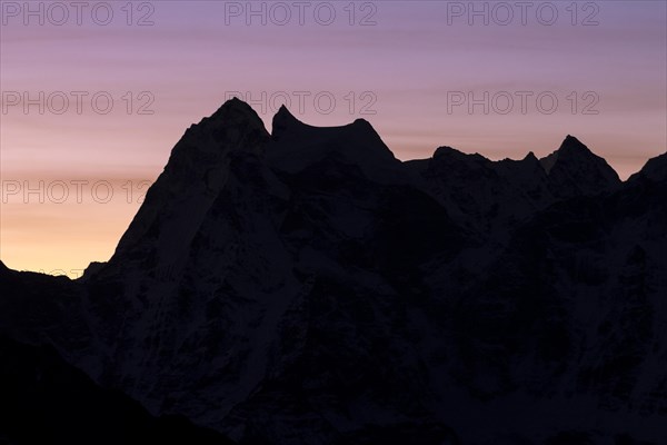 Silhouette of the six-thousander Kangtega