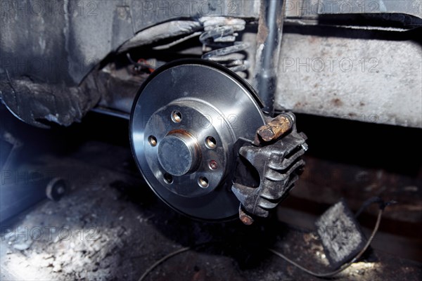 Replacing a brake disc in a car