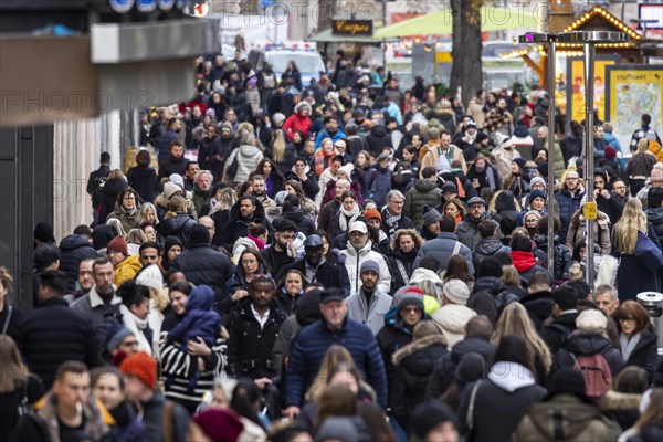 Crowded shopping street in front of Christmas