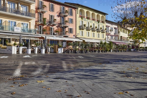 Restaurants in pastel-coloured houses on the Piazza Giuseppe Motta promenade in Ascona