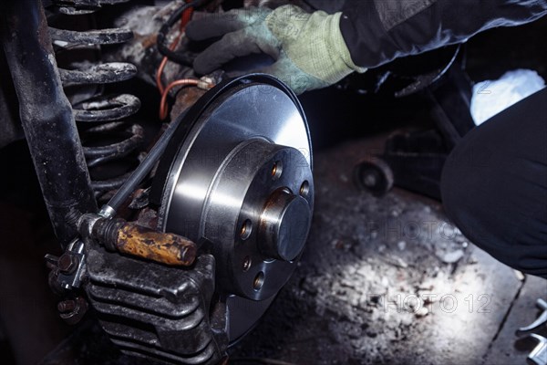 Replacing a brake disc in a car