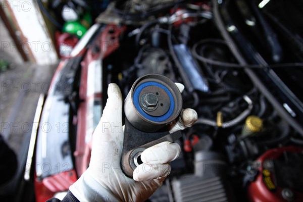 Replacing the tension roller of a car's timing system