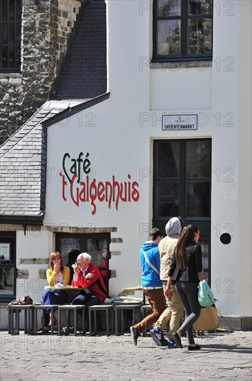 Tourists on pavement cafe at 't Galgenhuisje