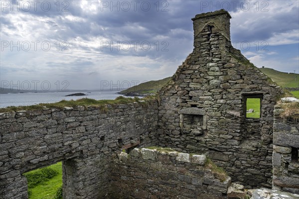 Ruin of old fishing booth at East Lunna Voe