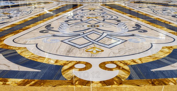 Floor pattern in the main hall