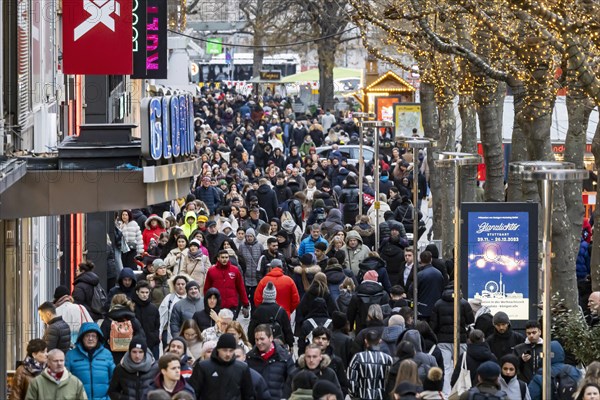Crowded shopping street in front of Christmas