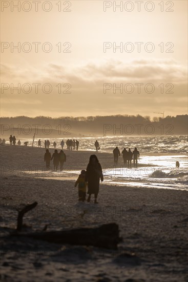 Holidaymakers on the Baltic Sea beach in the evening sun