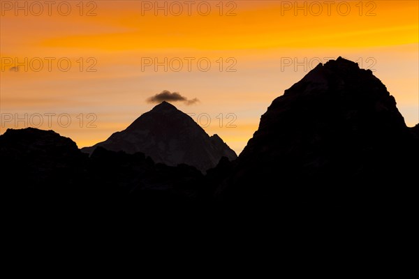 Silhouette of the eight-thousander Makalu