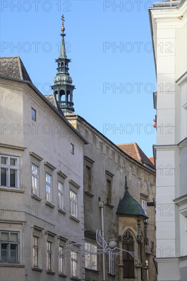 Alley called Taeglicher Markt with late Gothic chapel bay at the Goeglhaus