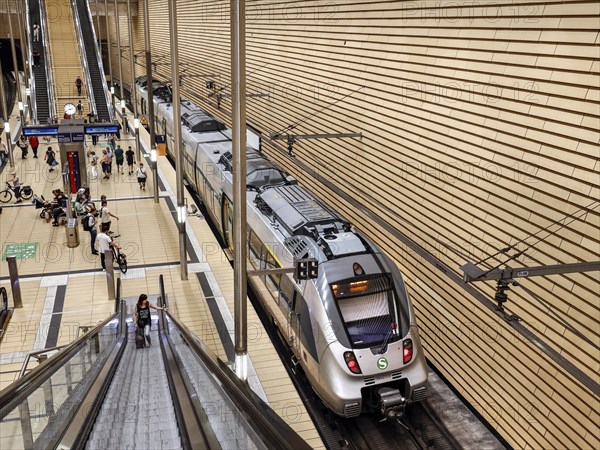 Arrival of an S-Bahn train of the S-Bahn Mitteldeutschland at Leipzig Markt station in the Leipzig City Tunnel