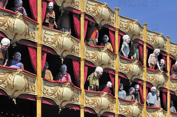 Puppets as spectators looking at performance during the Gentse Feesten