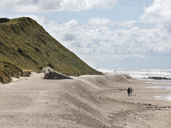 Strollers on the beach of Lonstrup - Photo12-imageBROKER-Jochen Eckel