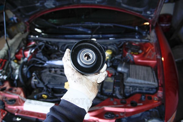 Replacing the tension roller of a car's timing system