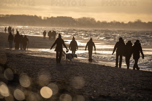 Holidaymakers on the Baltic Sea beach in the evening sun