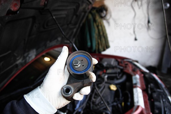 Replacing the tension roller of a car's timing system