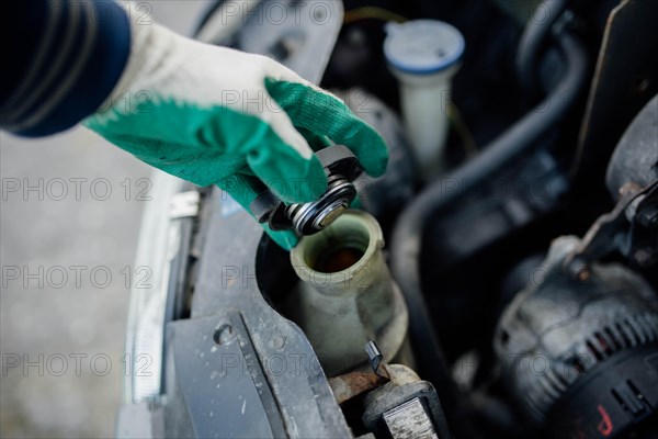 Checking the level of antifreeze in the coolant in the car