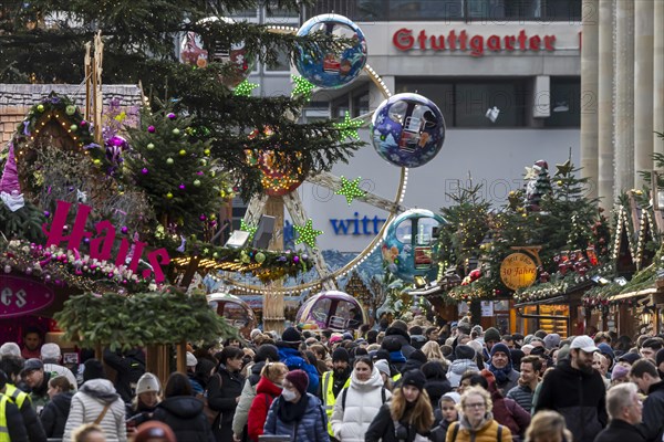 Crowded shopping street in front of Christmas