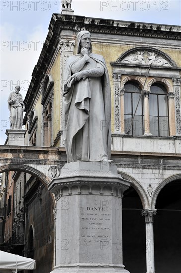 Statue of the poet Dante Alighieri, 1265, 1321, Piazza dei Signori, Verona, Veneto, Veneto, Italy, Europe