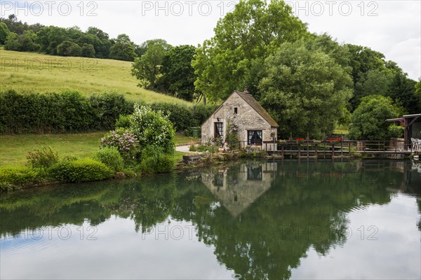 Canal de Bourgogne, Chateauneuf, Departement Cote-d'Or, Burgundy, Bourgogne-Franche-Comte, France, Europe