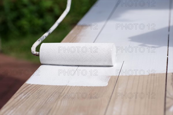 Paint roller, table, colour, paint, tool, renovate, white, A wooden table is painted with white paint using a paint roller