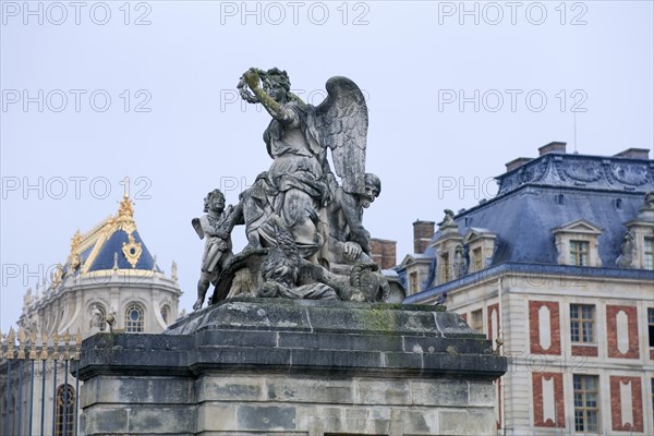 Statue of La Victorie sur l'Empire Palace next to the entrance to the cour d'honneur, chapel at the back, Chateau de Versailles, Yvelines department, Ile-de-France region, France, Europe