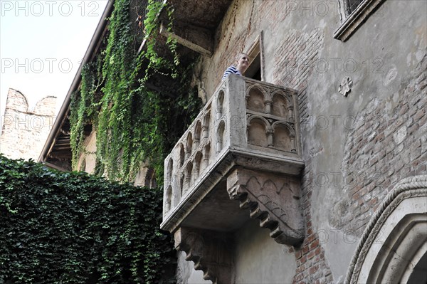 Balcony at Juliet's house, Casa di Giulietta, setting of Shakespeare's Romeo and Juliet, Verona with medieval old town, Veneto, Italy, Verona, Veneto, Italy, Europe