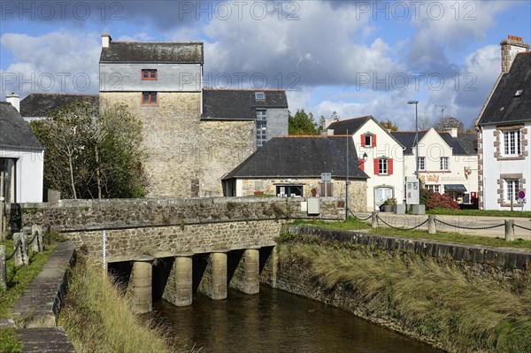 Bridge with Moulin du Pont mill at the mouth of La Mignonne into the Bay of Brest, Daoulas, Finistere Pen ar Bed department, Bretagne Breizh region, France, Europe