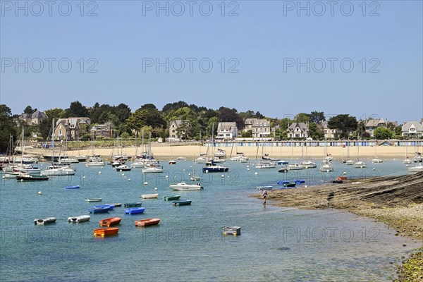 Emerald Coast with boats near Saint-Briac-sur-Mer, Ille-et-Vilaine, Brittany, France, Europe