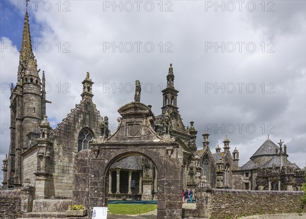 Calvaire triumphal arch, church and Calvary, Enclos Paroissial enclosed parish of Guimiliau, Finistere Penn ar Bed department, Brittany Breizh region, France, Europe