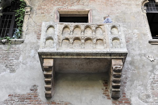 Balcony at Juliet's house, Casa di Giulietta, setting of Shakespeare's Romeo and Juliet, Verona with medieval old town, Veneto, Italy, Verona, Veneto, Italy, Europe