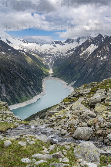 Mountain landscape, view of turquoise-blue lake Schlegeisspeicher, glaciated rocky mountain peaks Hoher Weisszint and Hochfeiler with glacier Schlegeiskees, Berliner Hoehenweg, Zillertal Alps, Tyrol, Austria, Europe