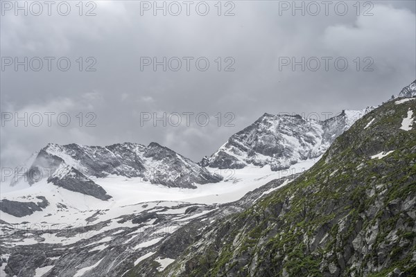 Glaciated mountain peaks Hoher Weiszint and Dosso Largo with Schlegeiskees glacier, Berliner Hoehenweg, Zillertal Alps, Tyrol, Austria, Europe