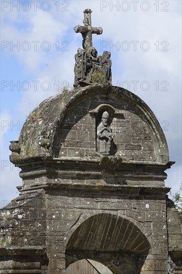 Triumphal arch, enclosed parish of Enclos Paroissial de Pleyben from the 15th to 17th century, Finistere department, Brittany region, France, Europe