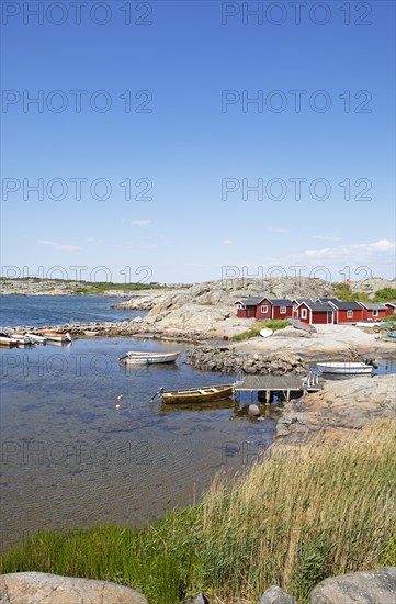 Red wooden houses on the archipelago island of Hoenoe, Oeckeroe municipality, Vaestra Goetalands laen province, Sweden, Europe
