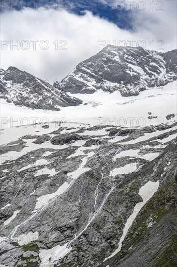 Glaciated mountain peaks, Hoher Weiszint with Schlegeiskees glacier, Berliner Hoehenweg, Zillertal, Tyrol, Austria, Europe