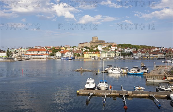 Marstrandsoe archipelago, harbour in front, Carlsten fortress behind, Marstrand, Vaestra Goetalands laen, Sweden, Europe