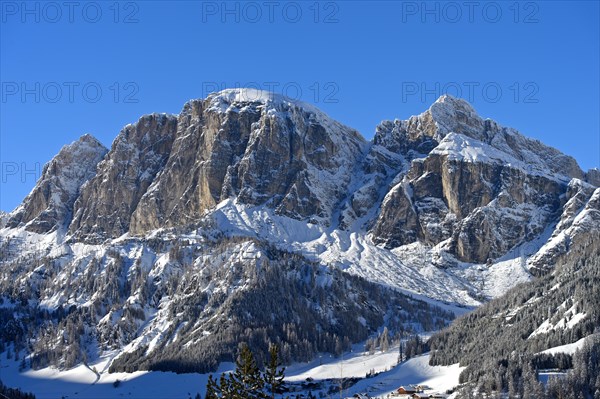 Snow-covered peak Sass de Ciampac above the mountain village of Colfosco, Colfosco, winter sports resort Alta Badia, Dolomites, South Tyrol, Italy, Europe