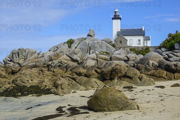 Lighthouse and beach at the Pointe de Pontusval, Plouneour-Brignogan-Plage, department Finistere Penn ar Bed, region Bretagne Breizh, Atlantic coast, France, Europe