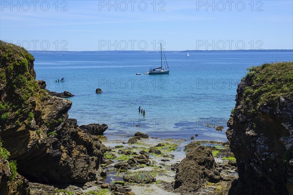 Baie de Douarnenez bay near Ile de l'Aber, Crozon peninsula, Finistere department, Brittany region, France, Europe