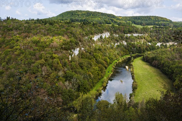 River with gorge and autumnal coloured forest, valley of the Loue, Lizine, near Besancon, Departement Doubs, Bourgogne-Franche-Comte, Jura, France, Europe