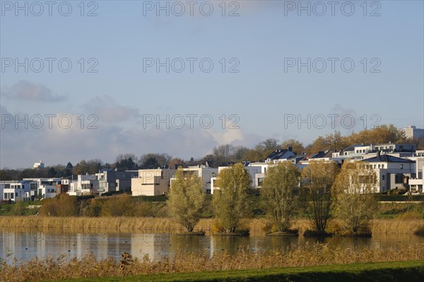 Housing estate with newly built detached houses on Lake Phoenix, Hoerde, Dortmund, Ruhr area, Westphalia, North Rhine-Westphalia, Germany, Europe