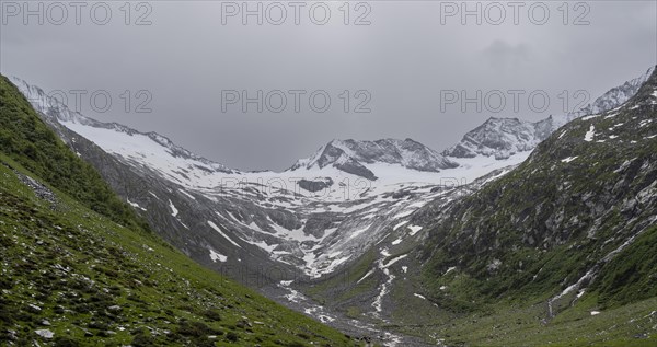 Schlegeisgrund valley, glaciated mountain peaks Hoher Weiszint and Schlegeiskees glacier, Berliner Hoehenweg, Zillertal Alps, Tyrol, Austria, Europe