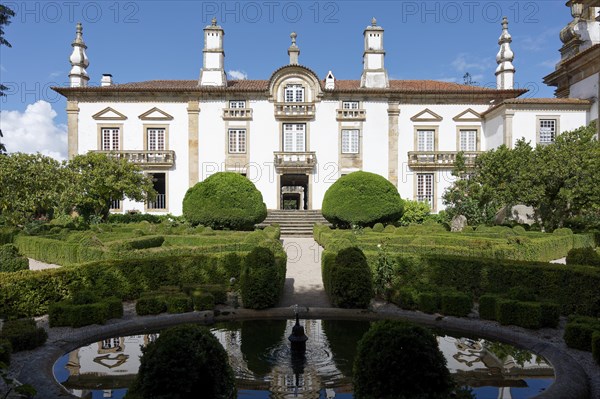 Fountain, Jardim das Camelias, Mateus Palace (Fundacao da Casa de Mateus), Mateus, Vila Real, Portugal, Europe